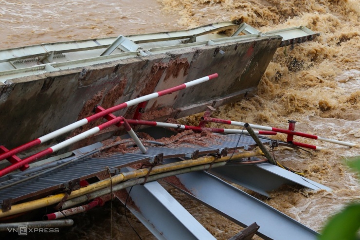 Hiện trường cầu sập khiến 13 người mất tích - 5