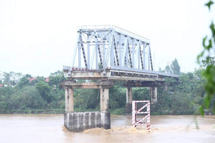 Cầu Phong Châu, Phú Thọ đứt đoạn, tuyến giao thông kết nối chính giữa Tam Nông và Lâm Thao bị chia cắt.