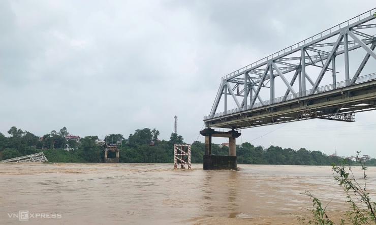 Hiện trường cầu sập khiến 13 người mất tích - 6