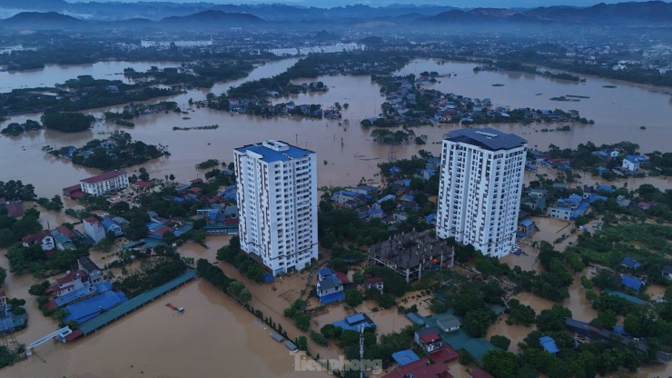 Lực lượng chức năng đồng lòng cứu hộ người dân Thái Nguyên khỏi lũ dữ