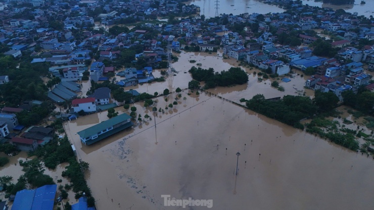 Giải cứu thành công người dân mắc kẹt trong lũ lụt ở Thái Nguyên