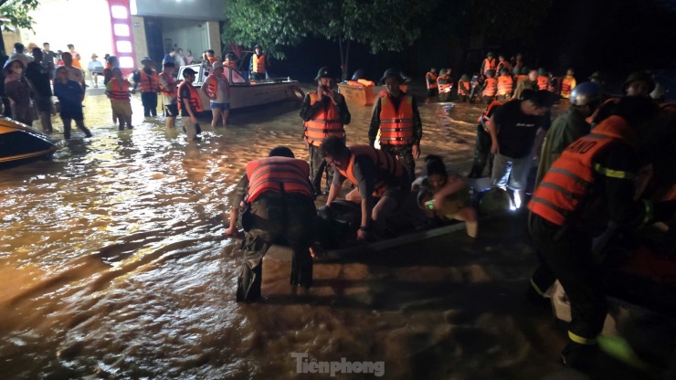 Giải cứu thành công người dân mắc kẹt trong lũ lụt ở Thái Nguyên