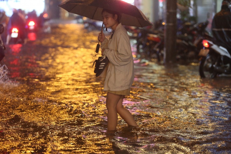 Mưa trắng trời sau bão số 3, đường phố Hà Nội ngập nặng, ùn tắc nghiêm trọng nhiều giờ - 37