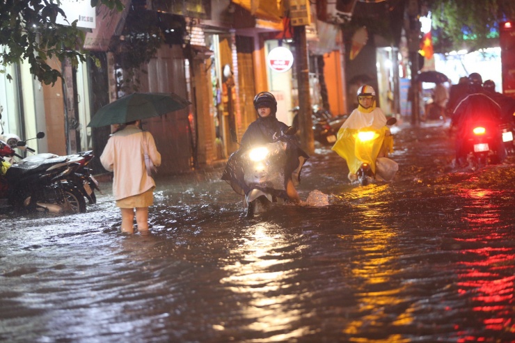 Hà Nội ngập lụt nghiêm trọng sau trận mưa lớn kỷ lục