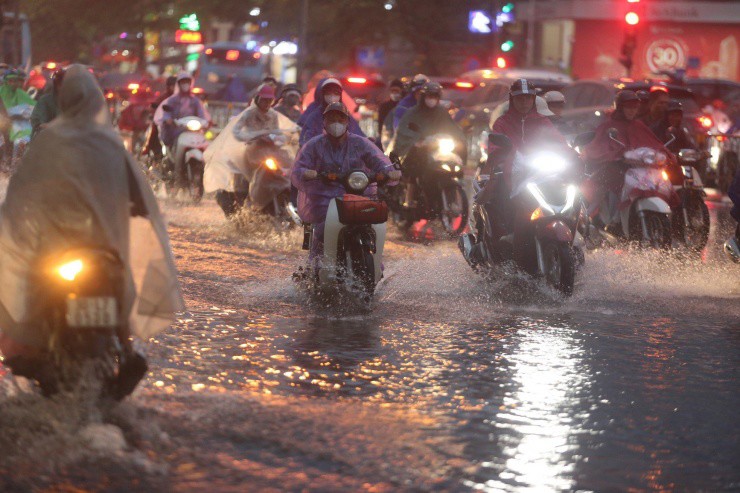 Hà Nội ngập lụt nghiêm trọng sau trận mưa lớn kỷ lục