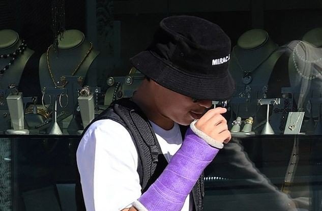 Pax Thiên trốn tránh paparazzi trong lần xuất hiện đầu tiên sau khi ra viện. Ảnh: BackGird.