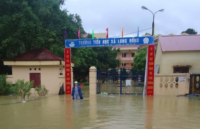 Nước ngập bắp chân tại Trường tiểu học xã Long Đống, huyện Bắc Sơn, Lạng Sơn sáng nay. Ảnh: Công Nước