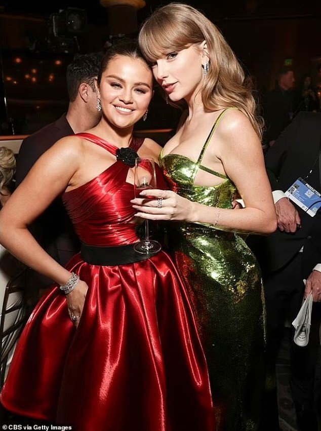 Taylor Swift và Selena Gomez tại lễ trao giải Quả cầu vàng 2024. Ảnh: Getty Images.