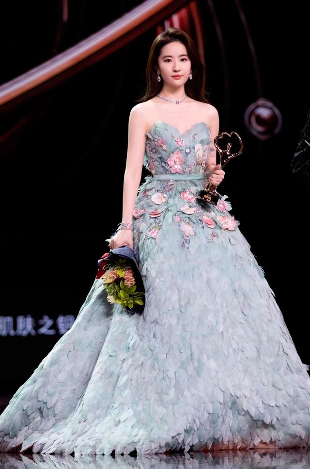 Lưu Diệc Phi được khen ngợi khi mặc đầm lông vũ của Elie Saab dự Đêm hội Weibo - lễ trao giải dành cho những nhân vật ảnh hưởng trên mạng xã hội ở Trung Quốc.