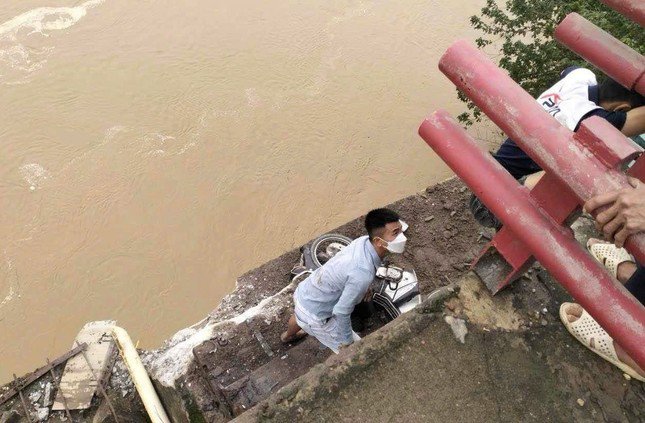 Thảm kịch sập cầu Phong Châu: Chứng kiến cảnh bất lực trước dòng nước cuốn trôi sinh mạng