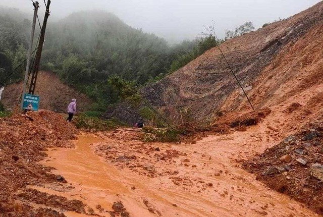 Cao Bằng: Lực lượng chức năng chưa tiếp cận được điểm xe khách bị vùi lấp do sạt lở