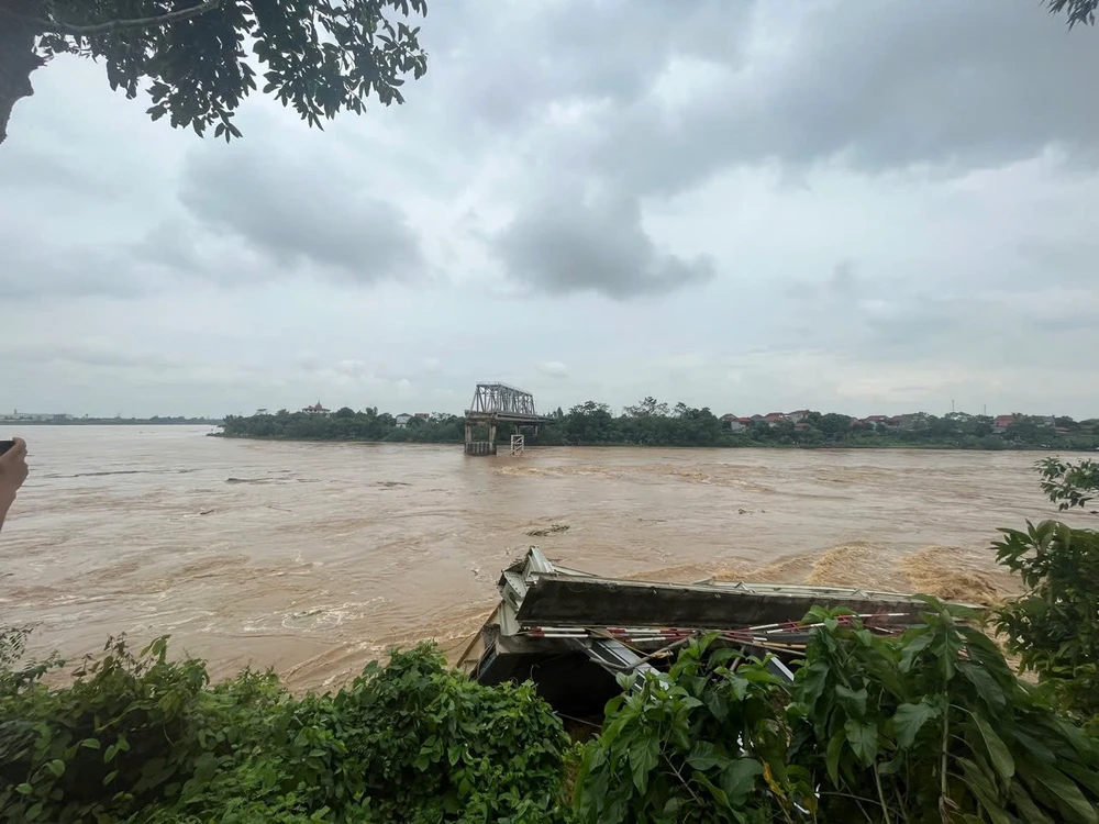 Thảm họa sập cầu Phong Châu: 10 ô tô và 13 người bị cuốn trôi