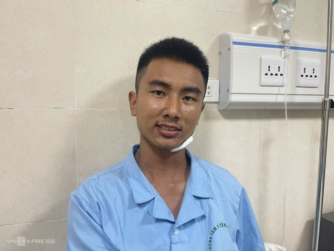 Anh Nguyễn Minh Hải, một trong ba nạn nhân, được cấp cứu tại Trung tâm Y tế huyện Tam Nông. Ảnh: Phạm Dự