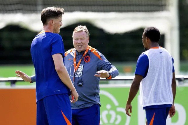 HLV Koeman phải lớn tiếng tách hai học trò nóng tính