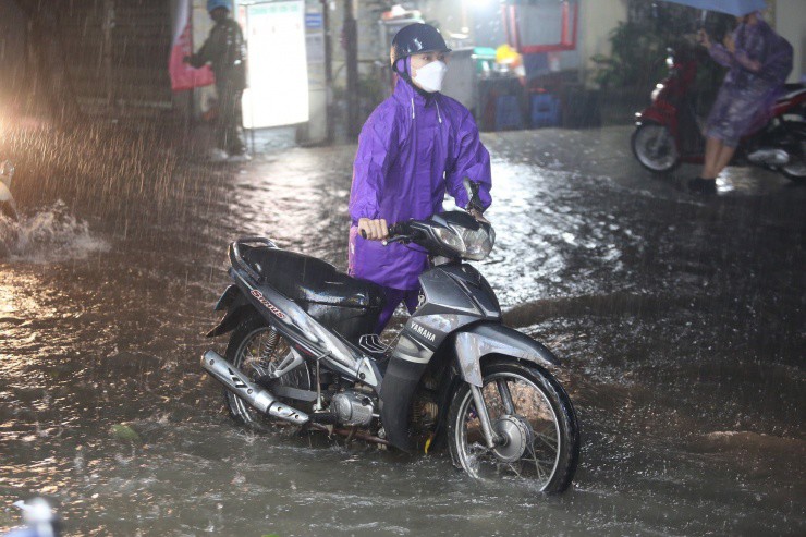 Mưa trắng trời sau bão số 3, đường phố Hà Nội ngập nặng, ùn tắc nghiêm trọng nhiều giờ - 22