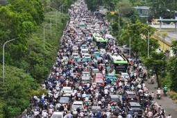 Tin tức trong ngày - Đại Lộ Thăng Long ùn tắc 10 km