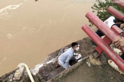 Tin tức trong ngày - Vụ sập cầu Phong Châu: Đã cứu vớt được 3 người