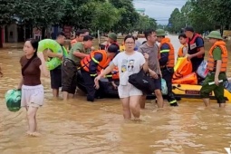 Tin tức trong ngày - Miền Bắc vẫn mưa lớn xối xả, lũ lịch sử trên sông Thao lập đỉnh mới