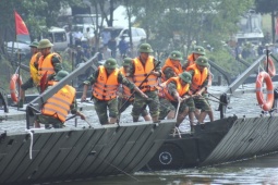 Tin tức trong ngày - Vụ sập cầu Phong Châu: Công binh tinh nhuệ hành quân trong đêm lên Phú Thọ, sẵn sàng bắc cầu phao