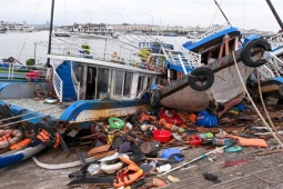 Tin tức trong ngày - Bến cảng xơ xác sau bão