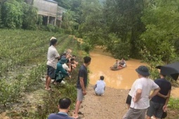 Tin tức trong ngày - Hai bé trai bị lũ sau bão cuốn mất tích