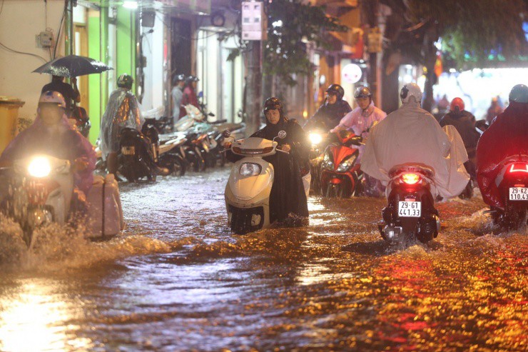 Hà Nội ngập lụt nghiêm trọng sau trận mưa lớn kỷ lục