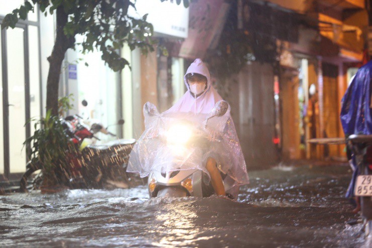 Hà Nội ngập lụt nghiêm trọng sau trận mưa lớn kỷ lục