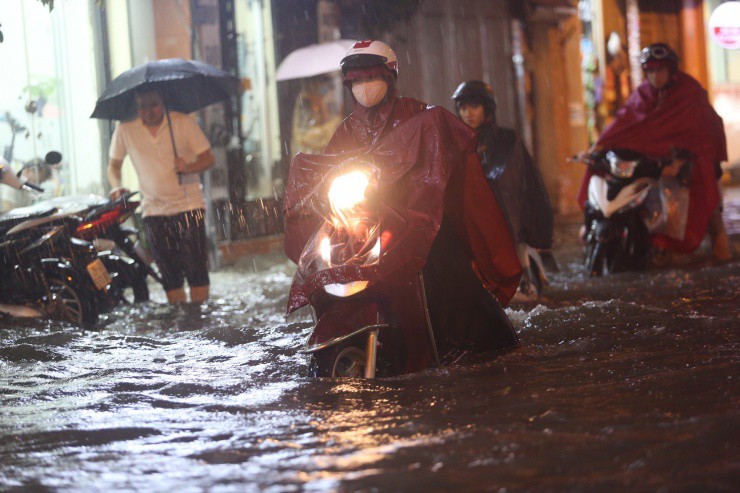 Hà Nội ngập lụt nghiêm trọng sau trận mưa lớn kỷ lục