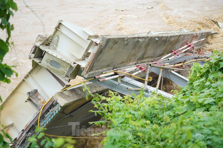 Hiện trường vụ sập cầu ở Phú Thọ, nhiều người khóc ngất tìm kiếm người thân - 7