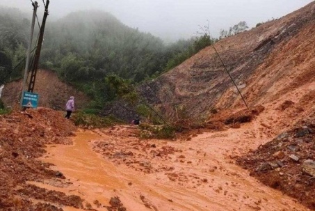 Cao Bằng: Lực lượng chức năng chưa tiếp cận được điểm xe khách bị vùi lấp do sạt lở