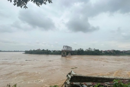 Thảm họa sập cầu Phong Châu: 10 ô tô và 13 người bị cuốn trôi