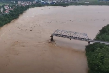 Cầu Phong Châu sập nghiêm trọng, Phó Thủ tướng chỉ đạo gấp rút cứu hộ