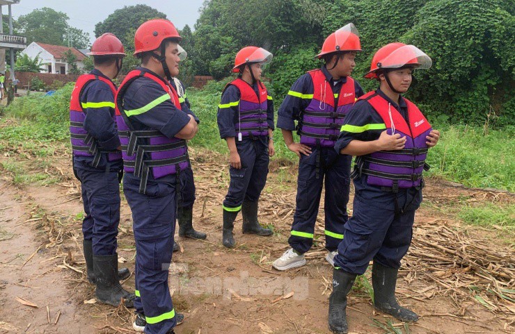 Hiện trường vụ sập cầu ở Phú Thọ, nhiều người khóc ngất tìm kiếm người thân - 13