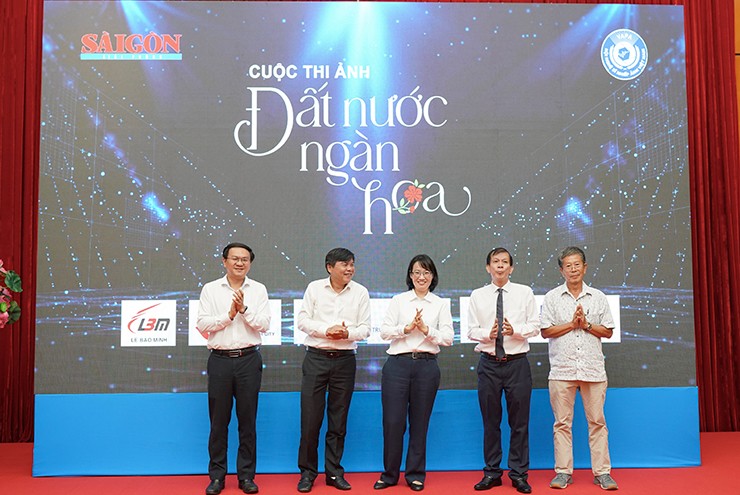 Lãnh đạo thành phố và ban tổ chức nhấn nút khởi động cuộc thi