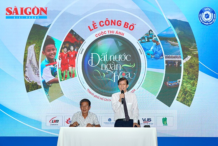 Ban tổ chức trả lời câu hỏi của nhà báo, nghệ sĩ nhiếp ảnh