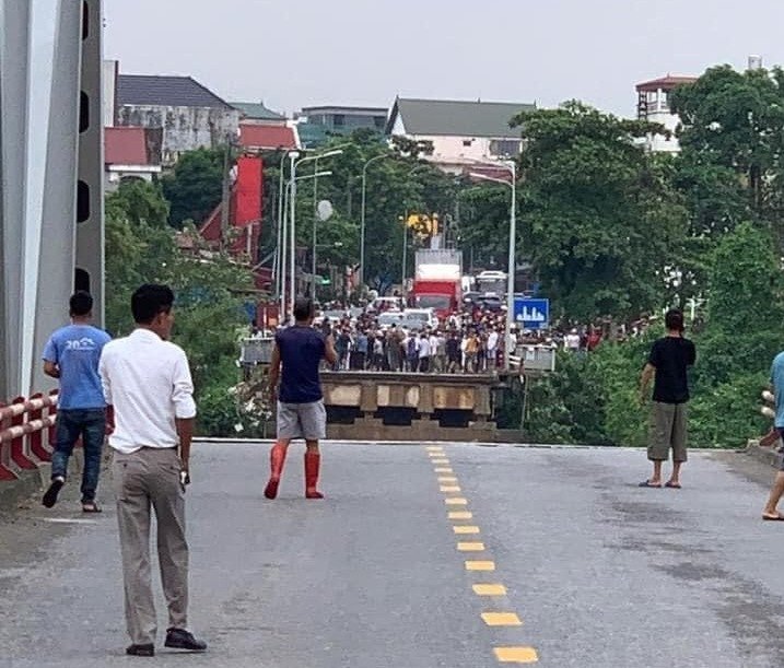 Thảm họa sập cầu Phong Châu: Đơn vị chức năng khẩn trương cứu nạn cứu hộ, phân luồng giao thông đảm bảo an toàn