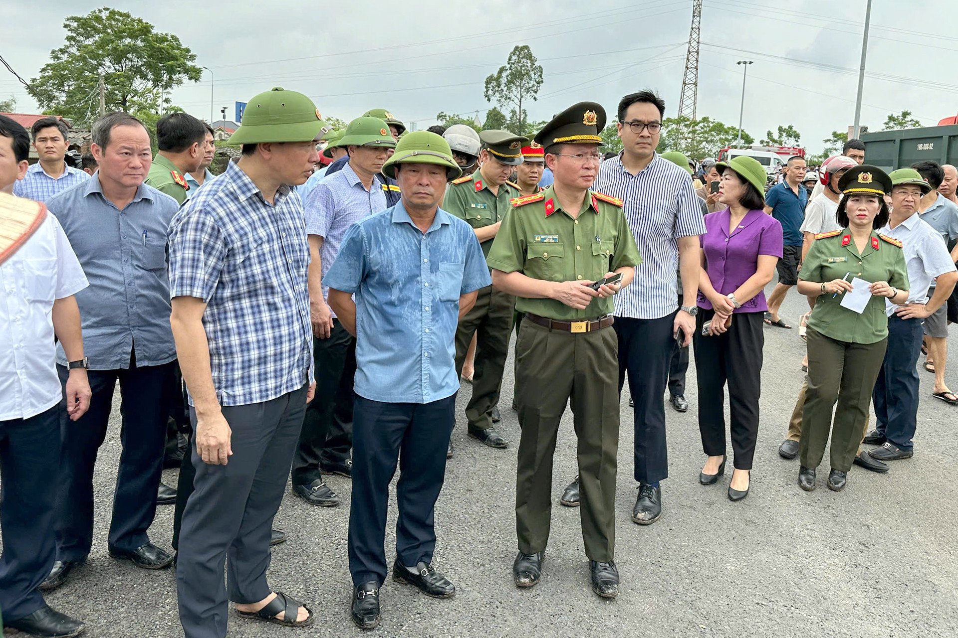 Sập cầu Phong Châu: Lực lượng chức năng nỗ lực khắc phục hậu quả, tìm kiếm cứu hộ