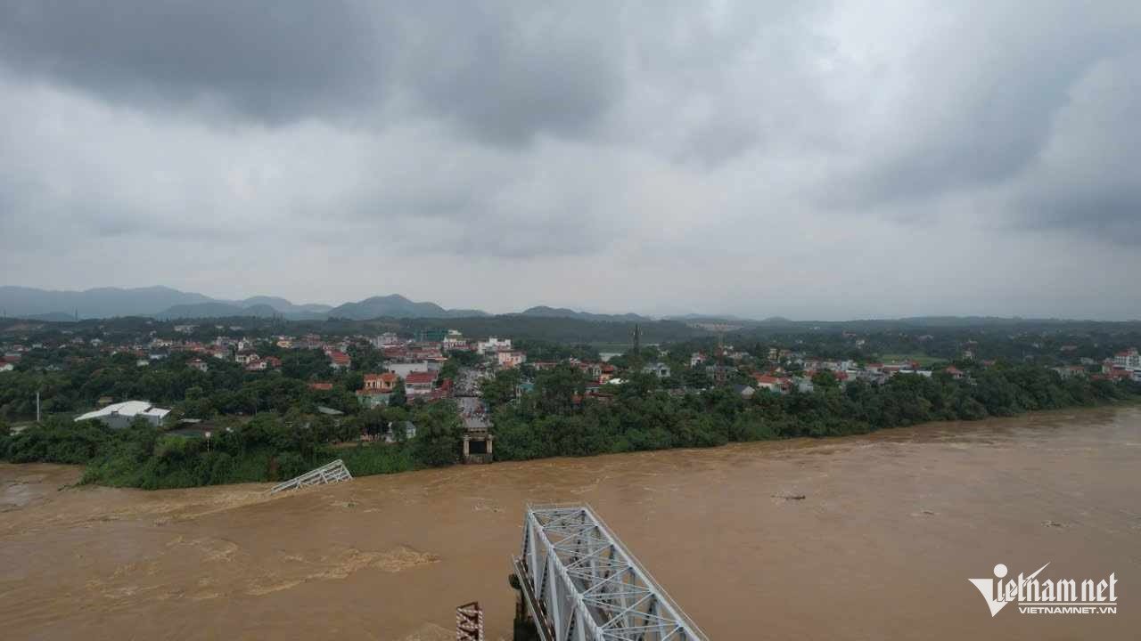 Thảm họa sập cầu Phong Châu: Đơn vị chức năng khẩn trương cứu nạn cứu hộ, phân luồng giao thông đảm bảo an toàn