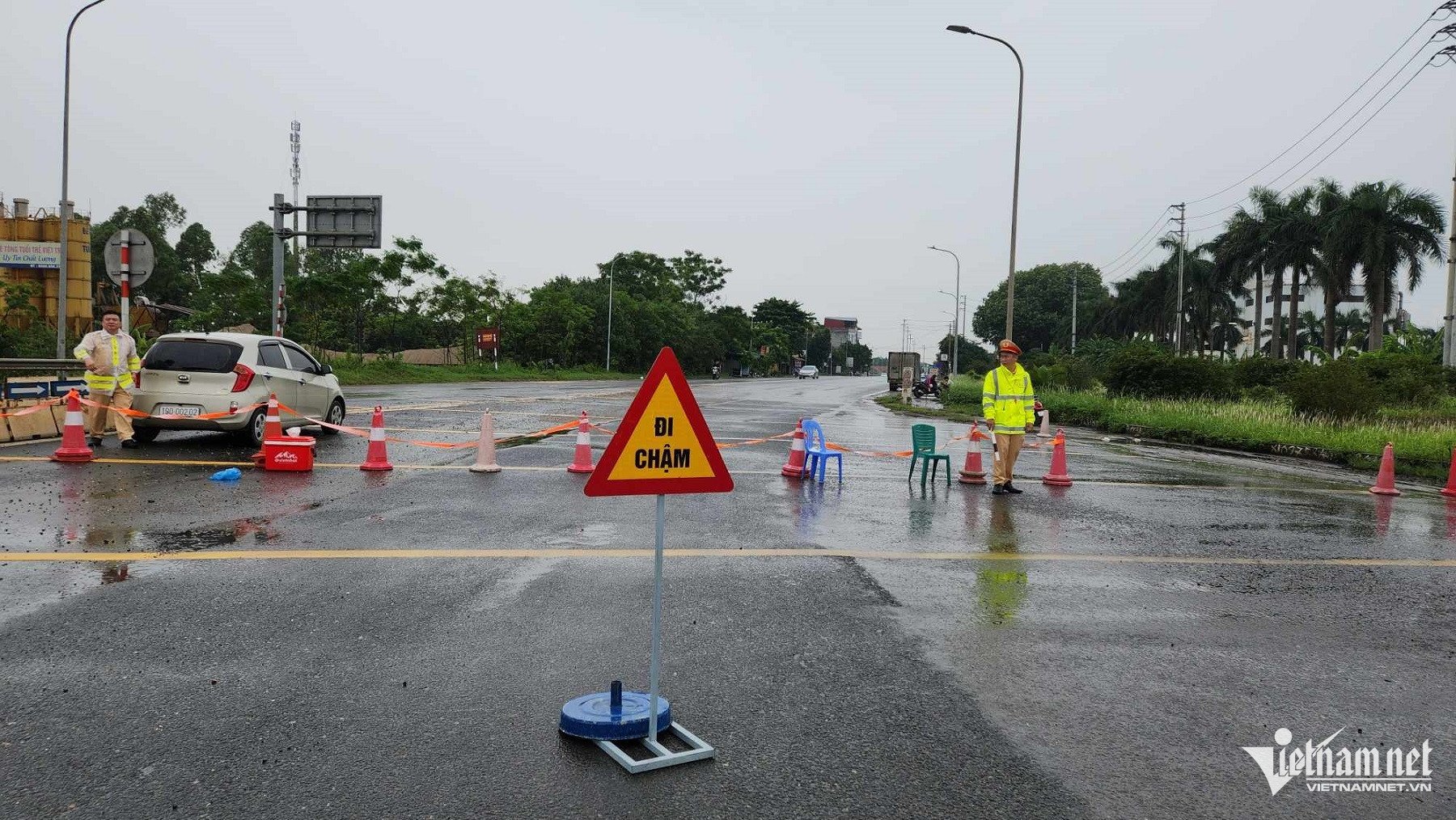 Sập cầu Phong Châu ở Phú Thọ: 5 ô tô rơi xuống sông, 10 người còn mất tích - 1