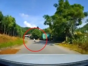 Xe máy - Xe đạp - Clip: Pha ôm cua tốc độ cao lao thẳng vào ô tô ngược chiều