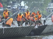 Tin tức trong ngày - Vụ sập cầu Phong Châu: Công binh tinh nhuệ hành quân trong đêm lên Phú Thọ, sẵn sàng bắc cầu phao