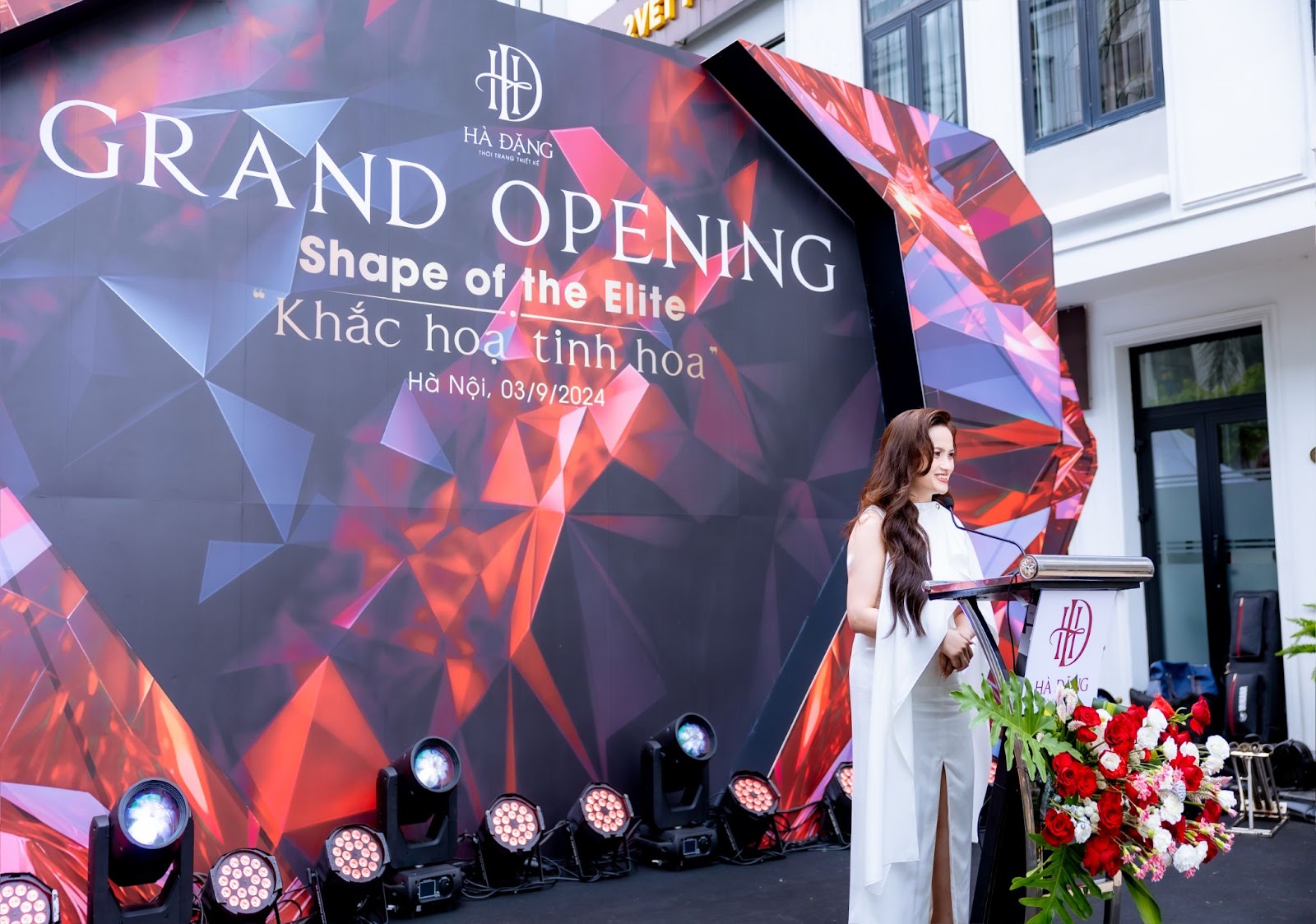 Founder của thương hiệu Hà Đặng Design phát biểu cảm nghĩ trong sự kiện ra mắt, khẳng định tầm nhìn trở thành thương hiệu thời trang nữ thiết kế cao cấp được yêu thích bởi những người phụ nữ thành đạt, tự tin và có gu thẩm mỹ tinh tế. 