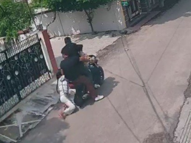 Clip: Cô gái bị 3 tên cướp điện thoại kéo lê 400 mét trên đường