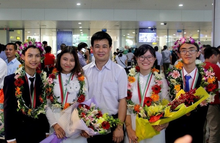 Minh Anh (thứ hai bên trái) cùng đoàn Olympic Sinh học quốc tế năm 2018