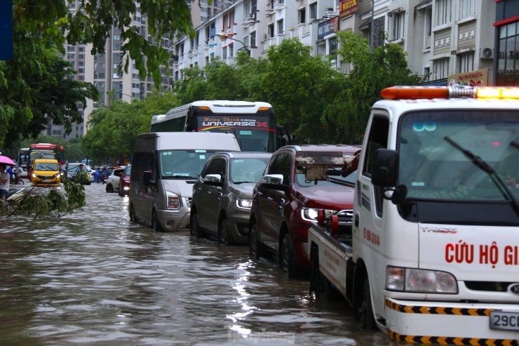 Hàng dài xe xếp hàng, ngần ngại không dám đi qua khu vực ngập sâu.