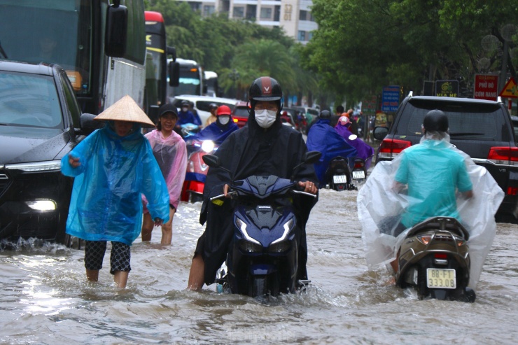 Hàng loạt phương tiện chết máy, khi mực nước ngập quá nửa bánh xe.