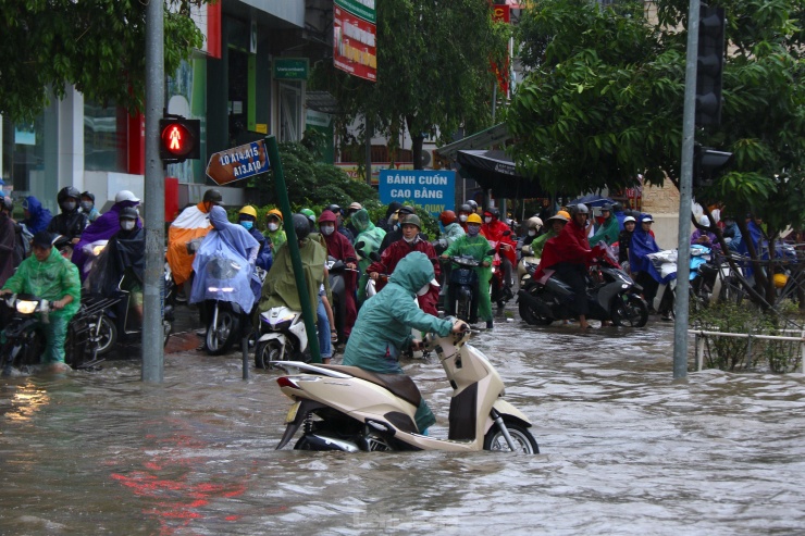 Đại lộ Thăng Long ngập sâu, nhiều tuyến đường vào nội đô ùn tắc - 7