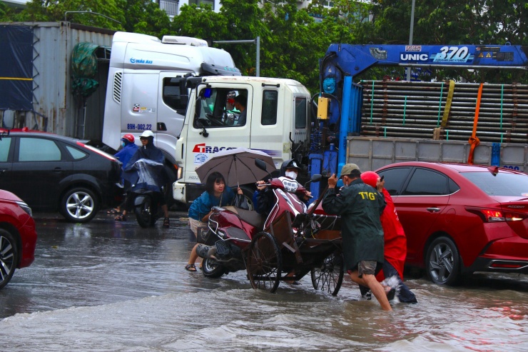 Nhiều ôtô, xe máy chết máy, không thể di chuyển giữa "biển nước" phải dùng dịch vụ xe kéo tại chỗ.