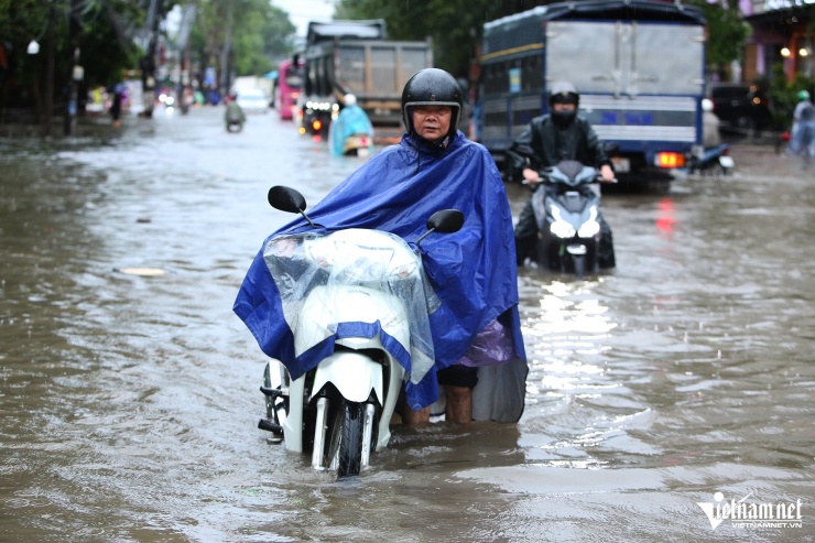 Đường phố Hà Nội ngập sâu, giao thông tê liệt