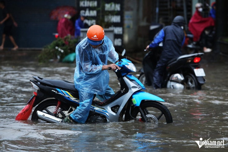 Đường phố Hà Nội ngập sâu, giao thông tê liệt